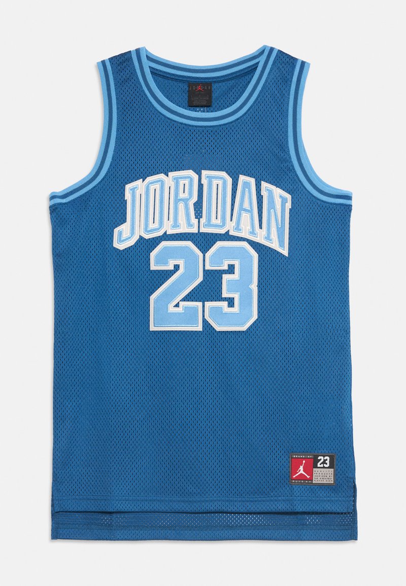 Maillot de basketball bleu en mesh avec lettrage "JORDAN 23" blanc et bleu clair et un petit patch rouge et noir en bas de l'ourlet.
