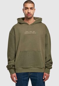 Merchcode MISSING PIECE ULTRA HEAVY - Felpa con cappuccio - olive