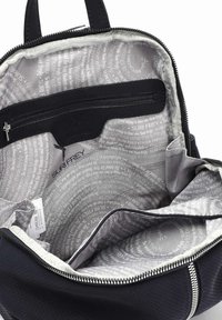 Juodas užtrauktuku užsegamas kuprinės vidus su šviesiai pilku pamušalu, kuriame yra pakartojanti teksto struktūra. Įeina šoninė kišenė su užtrauktuku.