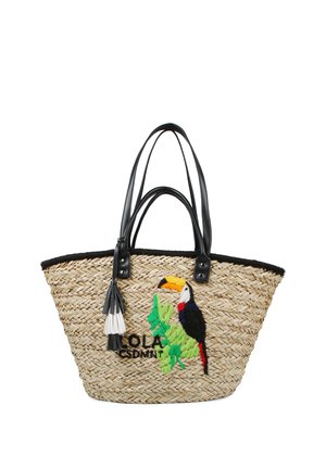 Bolso tote de paja tejida con asas de cuero negro, borla y bordado colorido de tucán con hojas verdes y texto parcial.