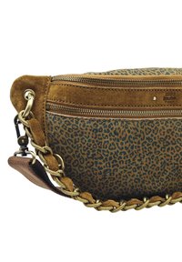 Sac à main en daim marron avec imprimé l éopard, comportant un compartiment zippé, une sangle tressée et des accents en métal doré.