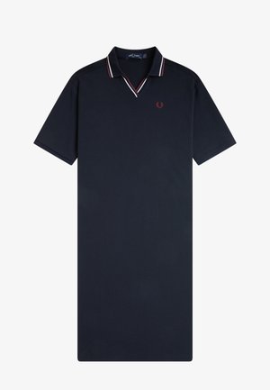 Robe polo bleu marine à manches courtes, col côtelé avec rayures rouges et blanches, et petit logo laurier rouge sur la poitrine gauche.