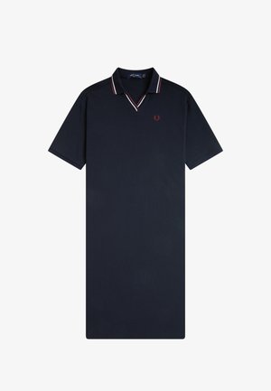 Robe polo bleu marine à manches courtes, col côtelé avec rayures rouges et blanches, et petit logo laurier rouge sur la poitrine gauche.