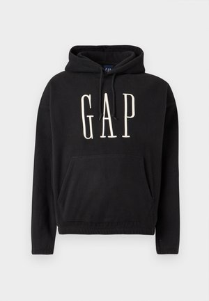 Camisola preta com capuz feita de tecido macio, com bolso frontal, capuz com cordão e logótipo "GAP" em texto de cor creme no peito.