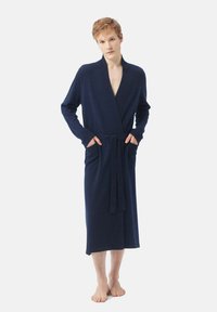 Mörkblå morgonrock i mjukt, texturerat tyg, med sjalkrage, långa ärmar, knytbälte och två sidofickor.
