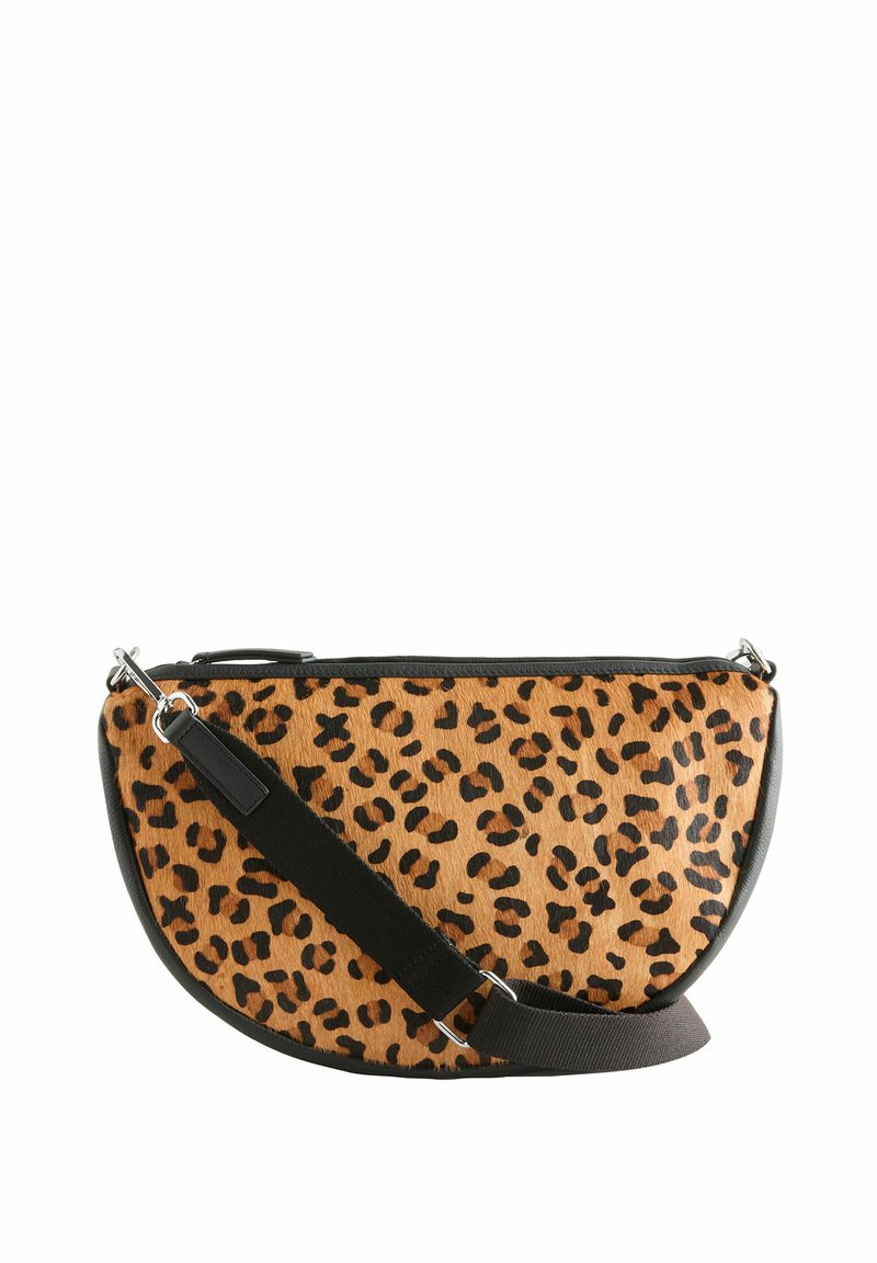 Crossbody-väska med leopardmönster, klädd i brunt och svart fuskpäls, svart kant och en avtagbar svart axelrem.
