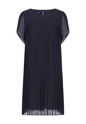 Tummansininen pleatattu mekko, jossa on lyhyet, läpikuultavat hihat, pyöreä kaula-aukko ja avonainen takaosa, joka kiinnitetään. Valmistettu kevyestä kankaasta.