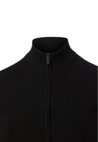 Zwarte sweater met ritssluiting en een hoge geribde kraag, met een gladde textuur en een metalen ritssluiting aan de voorkant.