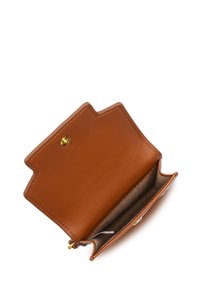 Bruine leren portemonnee met een geschulpte rand, voorzien van een drukknoopsluiting en een glad interieur. Compact ontwerp met een enkel vak voor kaarten.