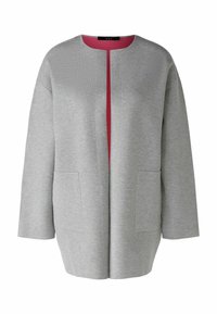Graue übergroße Jacke mit Rundhalsausschnitt, Fronttaschen und pinkem Innenfutter; aus weichem, strukturiertem Stoff ohne Verschlüsse hergestellt.