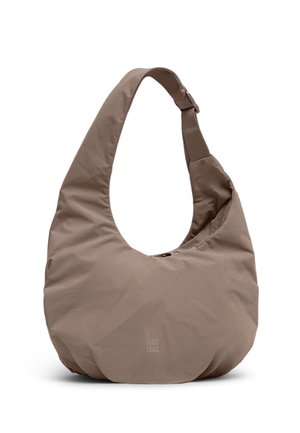 Pehme taupenvärinen puolikuun muotoinen olkalaukku leveällä hihnalla ja hillityllä "GOT BAG" -logolla etuosan keskellä.