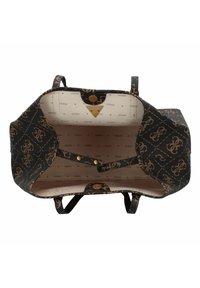 Borsa tote nera con motivo e accenti dorati del logo. L'interno presenta una fodera crema con il testo "Guess" ripetuto e una chiusura magnetica.