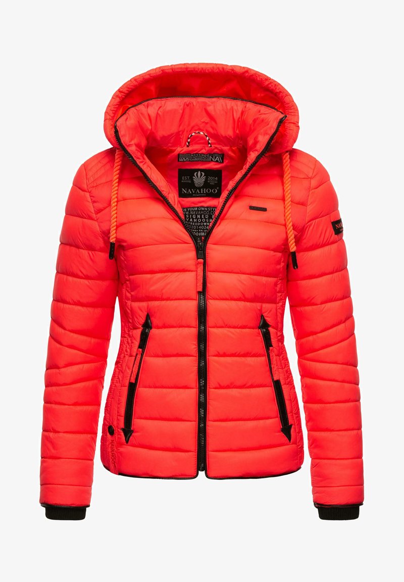 Jachetă roșie cu umplutură, cu glugă, fermoar în față și accente negre. Dispune de buzunare laterale și un material texturat cu modele de cusături.