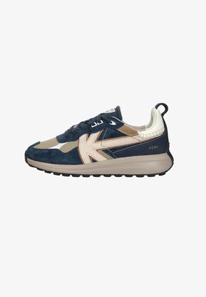Baskets bleu marine et beige avec des accents blancs, une semelle épaisse, des lacets et une languette à l'arrière, vues de côté extérieur.