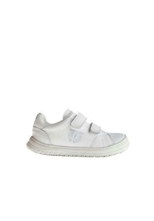 Zapatilla deportiva blanca con dos correas de Velcro, parte superior de cuero liso, punta redondeada, suela texturizada y logo en relieve en el costado.