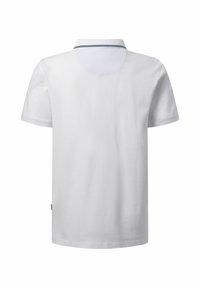 Weiße Poloshirt aus Baumwolle mit einem kurzen Kragen mit marineblauen Streifen und kurzen Ärmeln. Die Rückseite hat eine glatte, einfarbige Textur.