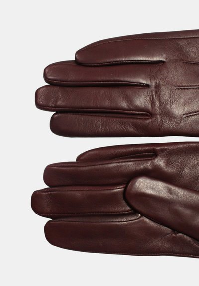 Guanti di pelle bordeaux con una texture liscia, dotati di cuciture e design classico. Due paia impilati per la visualizzazione.
