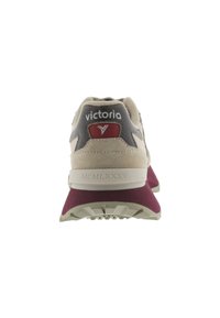Sneakers in suede grigio chiaro con accenti rossi e grigi, dotati di una suola intermedia imbottita in bordeaux e una suola esterna in gomma testurizzata.