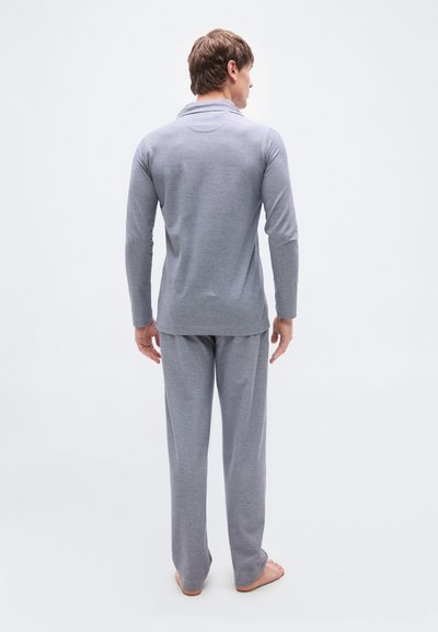 Γκρι μακρυμάνικο τοπ με γιακά και ταιριαστό παντελόνι. Μαλακό ύφασμα, άνετη εφαρμογή, ελάχιστες ραφές και ομαλή υφή.