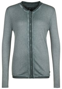 Ljusgrå cardigan gjord av mjukt tyg, med rund halsringning, långärmade ärmar och knäppning med kontrasterande gröna knappar.