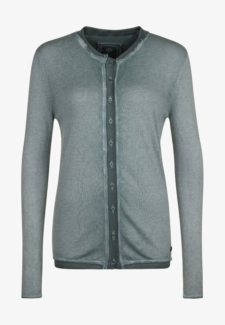 Světle šedý cardigan vyrobený z měkké tkaniny, s kulatým výstřihem, dlouhými rukávy a zapínáním na knoflíky s kontrastními zelenými knoflíky.