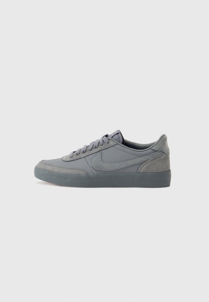 Graue Sneaker aus verschiedenen Materialien mit glatter Oberfläche und Wildlederakzenten. Runde Zehenpartie und flache Gummisohle mit einem einfarbigen Logo.