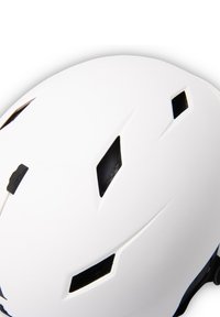 Witte fietshelm met een slank, aerodynamisch ontwerp. Voorzien van zwarte ventilatiegaten en een gestructureerd oppervlak voor grip. Inclusief verstelbare band.