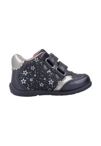 Chaussures en cuir noir avec des accents argentés et des motifs d'étoiles, dotées de deux bandes velcro réglables pour la fermeture et d'une conception à bout rond.