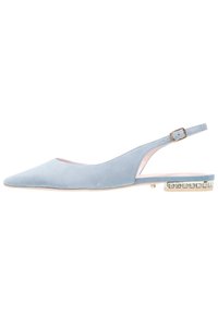 Sandal con tacco basso in suede azzurro con punta affilata, caratterizzata da un tacco piatto decorato con strass trasparenti e una fascia con fibbia.