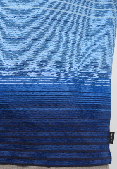 Modrý pletený materiál s prechodovými pruhmi, ktorý má textúrovaný dizajn v rôznych odtieňoch od svetlomodrej po tmavomodrú, s malou značkou v spodnej časti.