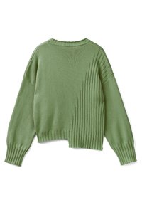 Zelený pletený svetr s hladkým vzorem, s asymetrickým designem, kleslými rameny a zkráceným lemem.