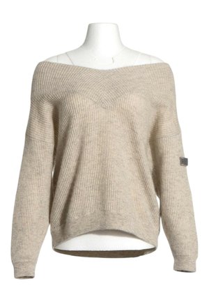 Suéter de punto beige suelto con escote caído y mangas largas exhibido en torso de maniquí blanco.