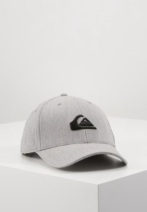 Lichtgrijze baseballpet met zwart gestileerd golf- en berglogo aan de voorkant, weergegeven op een wit hoekoppervlak.