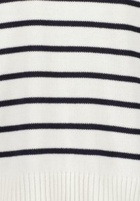 Maglione lavorato a maglia con strisce orizzontali blu marino e bianche, con orlo a coste e tessuto morbido e testurizzato.