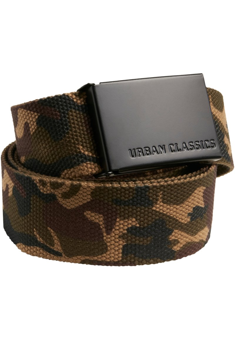 Camo-Gürtel aus gewebtem Stoff in grünen, braunen und schwarzen Farbtönen; versehen mit einer schwarzen Metallschnalle, die "URBAN CLASSICS" eingraviert hat.