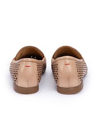 Hellbraune Lederschuhe mit durchbrochenem Design, runder Spitze, flachem Sohle und einem kleinen roten Akzent an der Rückferse. Rückansicht angezeigt.