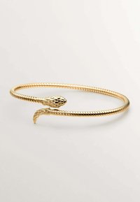 Brazalete de cuff inspirado en serpiente de oro con un diseño en espiral, que presenta una cabeza de serpiente texturizada y acentos en la cola. Superficie de metal suave, acabado brillante.