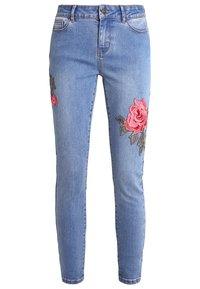 Tajta jeans i ljusblå denim med rosa broderade rosor och mörkgröna blad framtill, med en klassisk femficksdesign.