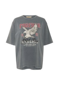 Grå oversized t-shirt med et grafisk print af en ørn, teksten "FOREVER 1990" i rødt og "Rebel Rock" i sort skrifttype. Fabrikationen er en bomuldsblanding.