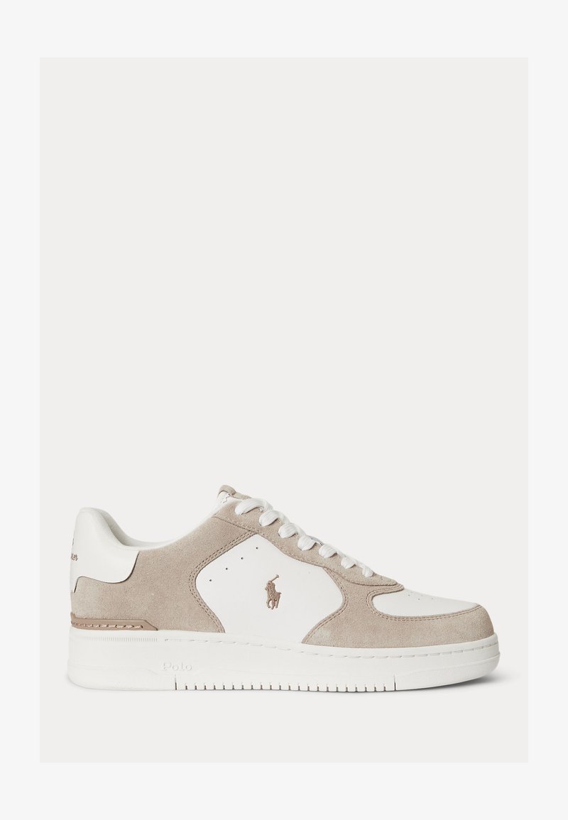 Matala beige mokkanahkainen ja valkoinen nahkainen tennari valkoisilla nauhoilla, Polo-logo sivulla ja valkoinen kumipohja.