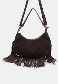 Bruine suede handtas met een gebogen vorm, voorzien van franjes aan de onderkant en een ritsluiting. Verstelbare band met goudkleurige hardware.
