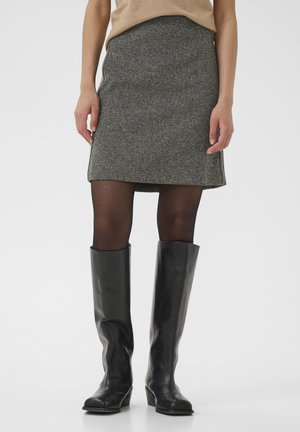 Grijze tweed mini-jurk gecombineerd met zwarte leren kniehoge laarzen. De rok heeft een eenvoudige silhouet en een textuurafwerking.