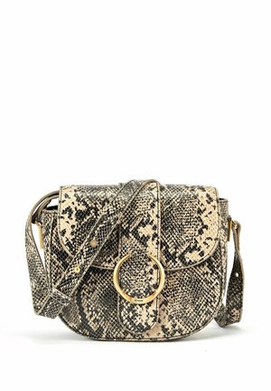 Torebka crossbody w fakturze czarno-beżowego wężowego printu. Posiada klapkę z przodu, złoty akcent w kształcie pierścienia oraz odpinany pasek.