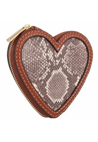 Poche en forme de cœur avec un imprimé serpent texturé dans des tons de brun, bordée d'une finition en cuir lisse couleur tan et d'une fermeture éclair dorée.