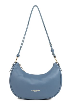 Blaue, halbmondförmige Leder-Schultertasche mit verstellbarem Riemen und goldenem "Lancaster Paris" Logo auf der Vorderseite.