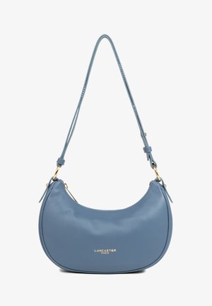 Sac épaule en cuir bleu en forme de croissant avec bandoulière réglable et logo doré "Lancaster Paris" sur le devant.