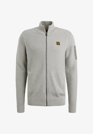 Světle šedý svetr na zip s ribbovanou texturou, bočními kapsami a kontrastními ramenními nášivkami, s malým logem na hrudi.