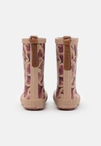Bottes de pluie en caoutchouc avec finition brillante, ornées d'un motif floral dans des nuances de rose. Boucle à l'arrière pour un enfilage facile. Semelles texturées pour une bonne adhérence.