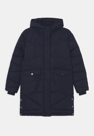 Marine pufferjack met een capuchon, voorzien van een ritssluiting aan de voorkant, twee drukknopzakken en drukknopdetails aan de zoom. Geponst, geïsoleerd materiaal.