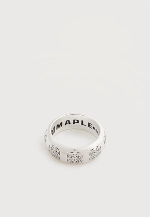 Anello a fascia in argento con motivi floreali neri incisi e la scritta "MAPLE" visibile all'interno della fascia, mostrato su uno sfondo bianco semplice.
